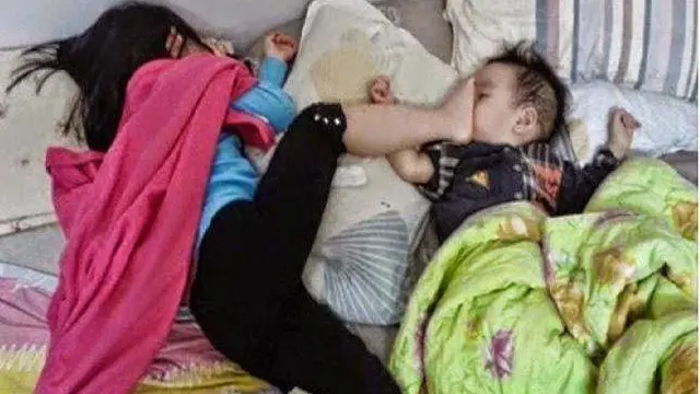 7 Potret Kelakuan Kakak Adik Kalau Lagi Bareng Ini Kocak