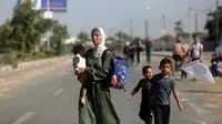 Puluhan bendera putih dikibarkan ketika warga Palestina lewat secara massal ke ujung selatan Jalur Gaza. (AP Photo/Mohammed Dahman)