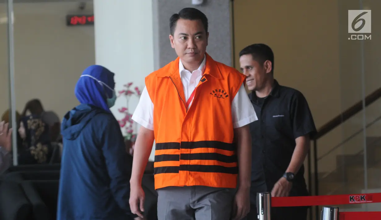 Ekspresi anggota Komisi I DPR dari Fraksi Golkar, Fayakhun Andriadi usai menjalani pemeriksaan oleh penyidik di gedung KPK, Jakarta, Kamis (21/6). Fayakhun diperiksa sebagai tersangka kasus Bakamla anggaran tahun 2016 APBN-P. (Merdeka.com/Dwi Narwoko)