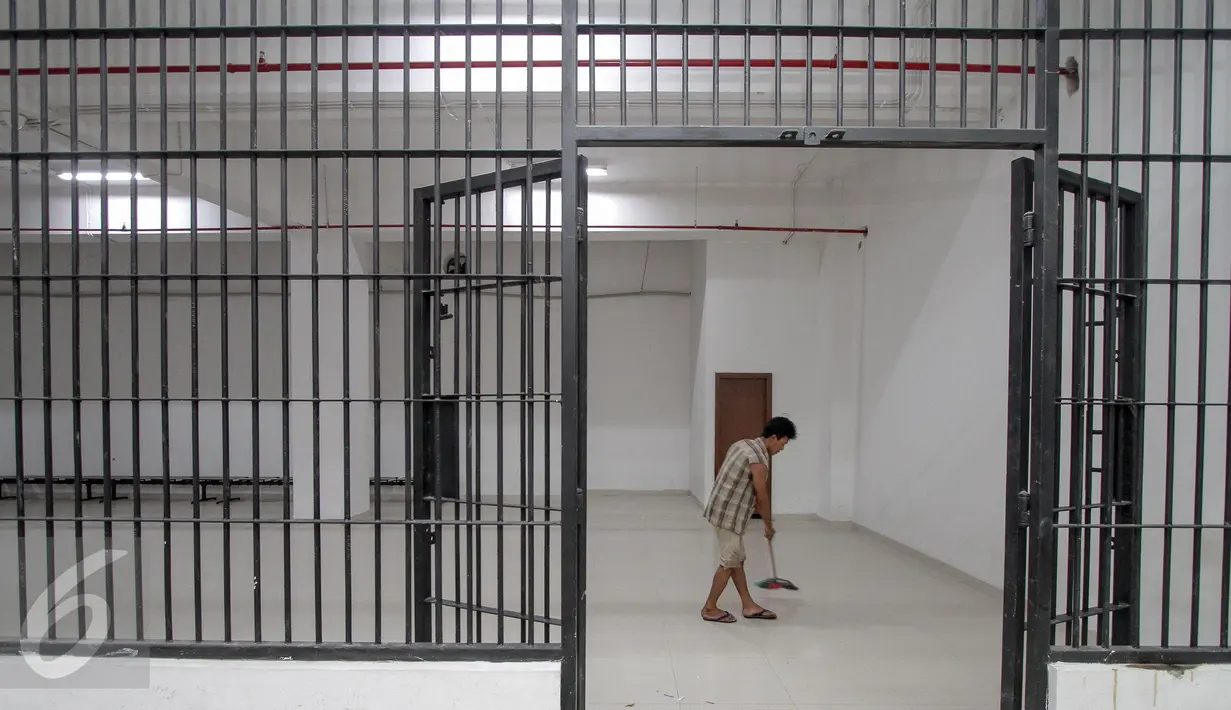 Pekerja mempersiapkan salah satu ruang tahanan di gedung Pengadilan Negeri Tipikor Jakarta Pusat yang akan menjadi tempat baru pelaksanaan sidang tindak pidana korupsi di Bungur, Jakarta, Jumat (13/11). (Liputan6.com/Faizal Fanani)