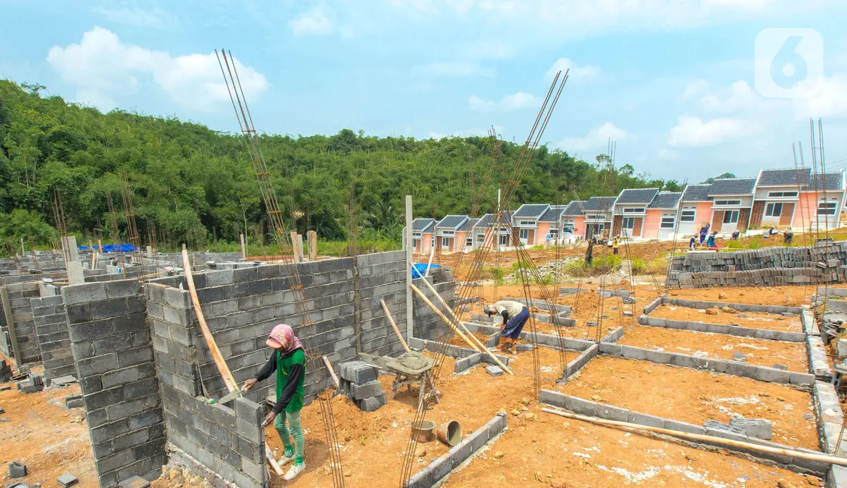 Pekerja menyelesaikan proyek pembangunan perumahan subsidi BTN di Kawasan Bogor, Jawa Barat, Jumat (18/2/2022). Angka tersebut jauh lebih tinggi dibandingkan periode yang sama tahun lalu yang hanya mencapai 2.302 unit. (Liputan6.com/Angga Yuniar)