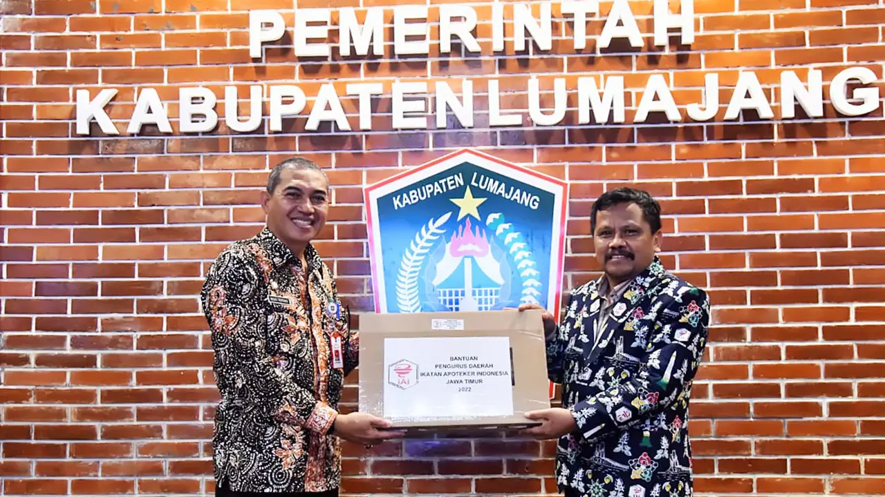 Sekda Lumajang Agus Triono (Kanan) menerima secara simbolis bantuan Alkes dan faskes untuk korban erupsi semeru dari Ikatan Apoteker Indonesia Provinsi Jawa Timur (Istimewa)