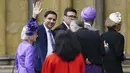 Pemimpin Partai Buruh Skotlandia Anas Sarwar melambai saat tiba menjelang upacara penobatan Raja Charles III di Westminster Abbey, London, Sabtu (6/5/2023). (Jane Barlow/Pool Photo via AP)
