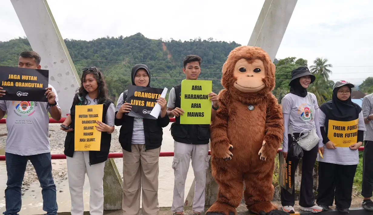 Tim Ekspedisi Hutan Merdeka  dan aktivis lingkungan melakukan aksi di Jembatan Trikora Batang Toru Sumatera Utara, Rabu, 19 Agustus 2026. (Istimewa)