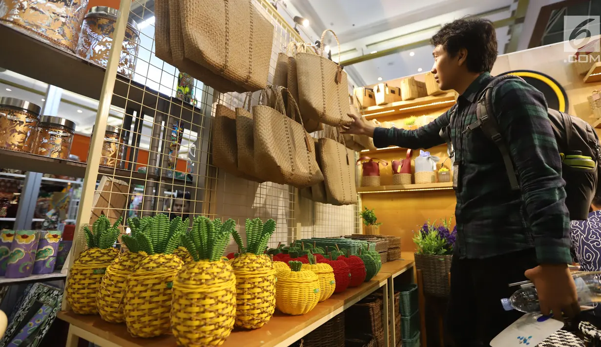Seorang pria memilih tas dari rotan selama pameran inacraft 2019 di JCC, Jakarta, Rabu (24/4). Inacraft 2019 sendiri merupakan salah satu pameran produk kerajinan terbesar di Asia Tenggara yang diikuti sekitar 1.700 peserta dari seluruh Indonesia dan luar negeri. (Liputan6.com/Angga Yuniar)