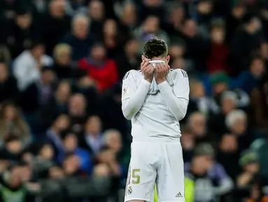 Reaksi gelandang Real Madrid, Federico Valverde pada laga perempat final Copa del Rey melawan Real Sociedad di Santiago Bernabeu, Kamis (6/2/2020). Real Madrid gagal melaju ke semifinal Copa del Rey setelah dibungkam Real Sociedad dengan skor 3-4. (AP Photo/Manu Fernandez)