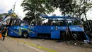  Garis polisi terpasang di sekitar lokasi kecelakaan, Tanay, Filipina, Senin (20/2). Bus itu mengangkut 50 remaja, seorang pemandu wisata dan sopir. (AP Photo / Aaron Favila)