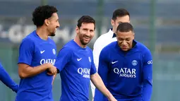 Bek Paris Saint-Germain (PSG) Marquinhos (kiri) tertawa bersama Lionel Messi dan Kylian Mbappe ambil bagian dalam sesi latihan di Saint-Germain-en-Laye di luar Paris, Senin (5/9/2022).  PSG akan menjamu Juventus pada matchday 1 Grup H Liga Champions 2022/2023 di Parc des Princes, Rabu 7 September 2022 dini hari. (Photo by FRANCK FIFE / AFP)