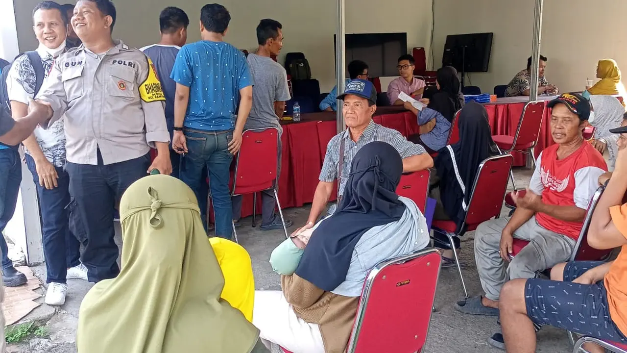 Pertamina Patra Niaga Regional Jawa Bagian Barat dengan mendirikan Posko Informasi Terpadu sejak tanggal 16 Juni 2023 untuk menyelesaikan bantuan kepada warga terdampak insiden kebakaran di Integrated Terminal Jakarta (ITJ) - Plumpang. (Dok Pertamina)