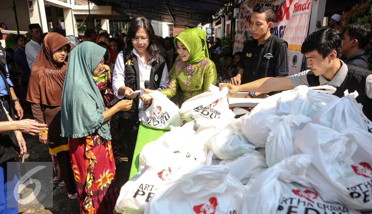 Warga antusias membeli kebutuhan pokok dalam Pasar Murah Ramadan di Mesjid Jami Luar Batang, Jakarta, Kamis (9/7/2015). Pasar Murah Ramadan dimulai dari 29 Juni - 16 Juli 2015. (Liputan6.com/Faizal Fanani)
