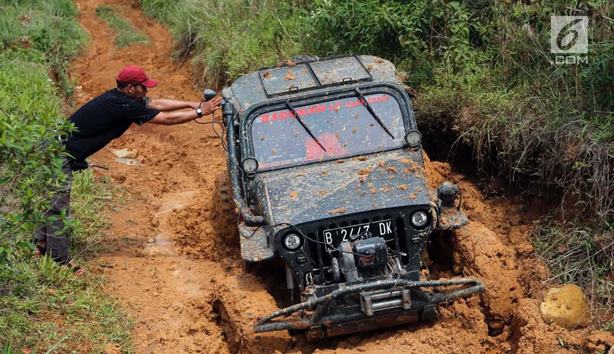 Jeep peserta jurnalis 4x4 terjebak dalam lumpur selama Fastron Weekend Drive-Dasa Warsa Jurnalis 4X4 di Depes Offroad Track, Desa Pelangi, Sentul, Bogor, Jabar (26/11). Kegiatan ini diikuti ratusan peserta dari 13 klub otomotif. (Liputan6.com/HO/Tatan)