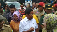 Mensos RI Idrus Marham memastikan masyarakat korban banjir Kabupaten Cirebon terlayani dan mendapat bantuan dari pemerintah. (Liputan6.com / Panji Prayitno)