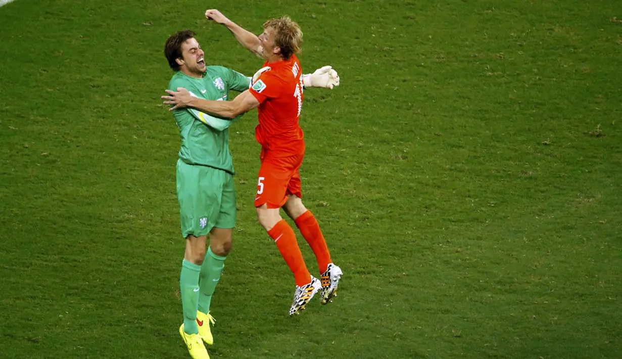 Bersama Dirk Kuyt, penjaga gawang Timnas Belanda, Tim Krul (kiri) merayakan kemenangan Belanda atas Kosta Rika 0-0 (4-3) di perempat final Piala Dunia 2014 di Stadion Fonte Nova, Salvador, (6/7/2014). (REUTERS/Ruben Sprich)
