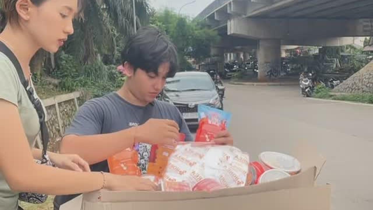 6 Potret Pesinetron Sidik Eduard yang Kini Jualan Makanan di Pinggir Jalan, Diangkut Pakai Motor