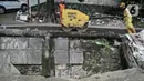 Aktivitas perbaikan jalan amblas di Jalan Inspeksi Kali Ciliwung, Kenari, Jakarta, Rabu (19/1/2022). Jalan yang berada di belakang RSCM tersebut ambles sepanjang 40 meter akibat terkikis oleh hujan deras kemarin sehingga menyulitkan akses warga. (merdeka.com/Iqbal S Nugroho)