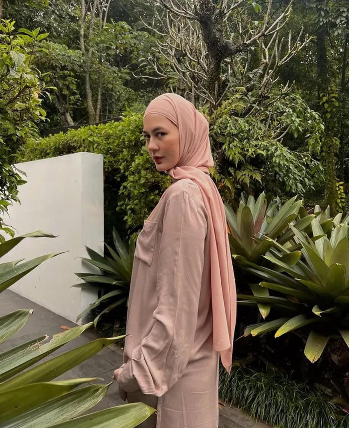 5 Look Andalan Paula Verhoeven, Gaya Kasual yang Siap Temenin Hari Aktif