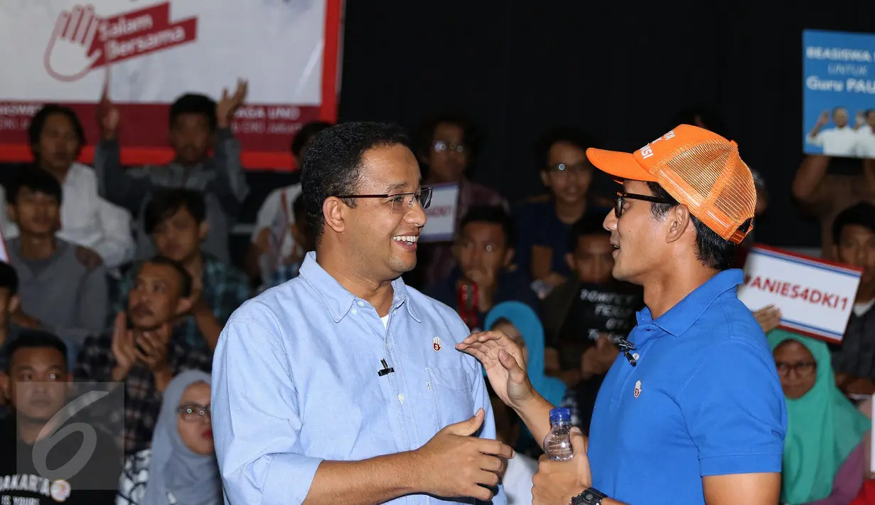 Cagub DKI Jakarta, Anies Baswedan (kiri) berbincang bersama Cawagub Sandiaga S Uno usai melakukan tatap muka dengan pemuda di GOR Jakarta Timur, Rabu (4/1). Anies Sandi memaparkan rencana pembangunan sarana olahraga. (Liputan6.com/Helmi Fithriansyah)