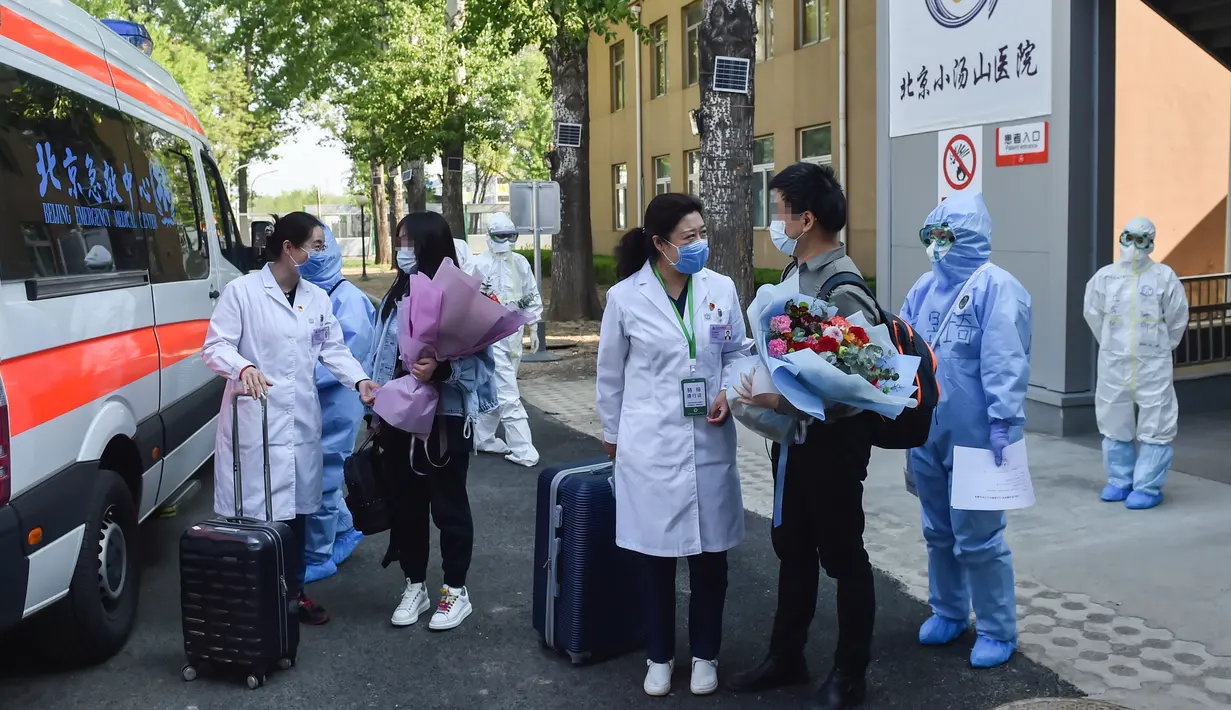 Staf medis mengucapkan selamat jalan ke pasien sembuh COVID-19 di Beijing, China (28/4/2020). Rumah Sakit Xiaotangshan yang digunakan untuk mengarantina pasien SARS di Beijing, telah memulangkan semua pasien COVID-19 Selasa (28/4) dan dijadwalkan berhenti beroperasi Rabu (29/4). (Xinhua/Peng Ziyang)