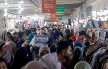 FOTO: Mendekati Hari Raya Idulfitri, Pasar Tanah Abang Diserbu Warga Sampai Mengantre