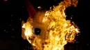 Pinata Donald Trump dibakar saat perayaan tradisional, Pembakaran Iblis di Guatemala City, Guatemala (7/12). Dengan dibakarnya pinata Donald Trump, mereka menggambarkan bahwa trump adalah roh jahat yang perlu dimusnahkan. (Reuters/Luis Echeverria)