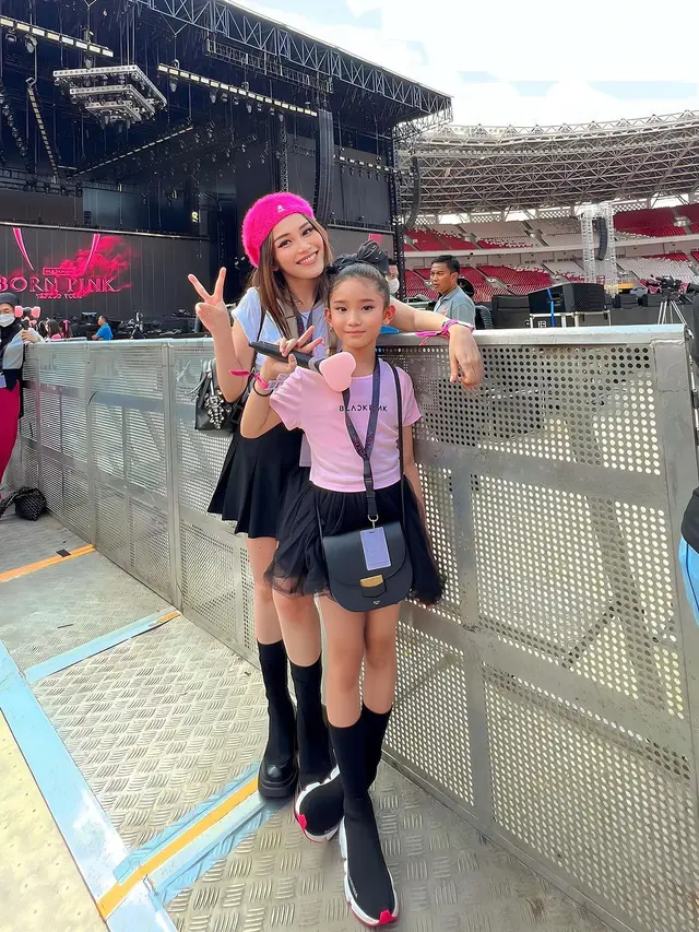 10 OOTD Kompak Ibu-Anak dari Ayu Ting-Ting dan Bilqis yang Tampil Layaknya Bestie Saat Ngonser, Liburan, hingga Manggung