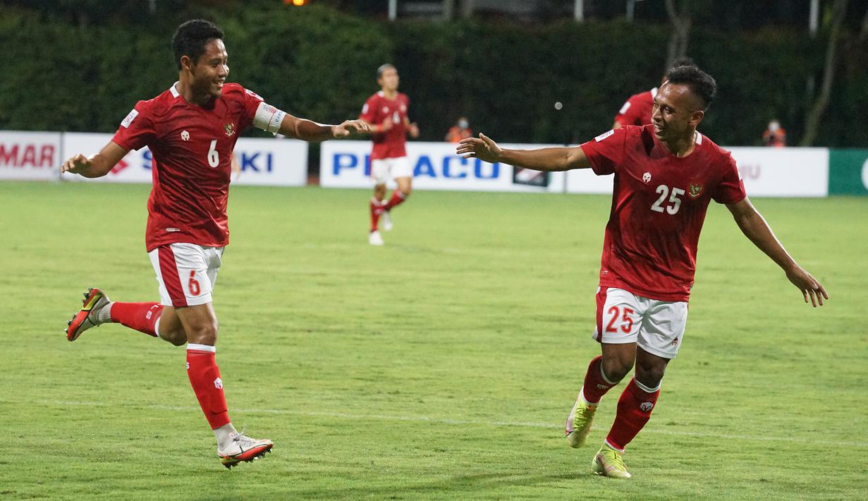 Timnas Indonesia tampil enerjik di babak pertama, hingga mampu unggul 3-0 hingga menit ke-33. Dua gol sundulan Rachmat Irianto memanfaatkan skema tendangan sudut dan satu gol dari Evan Dimas memberi harapan banjir gol di depan mata. (Dok. PSSI)