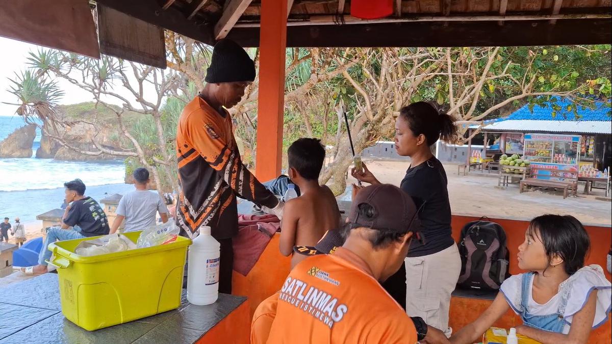 Ubur-Ubur Biru Serbu Pantai Selatan Gunungkidul, Banyak Anak-Anak Tersengat Bikin Kaki Panas dan Bengkak