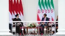 Selain soal kemerdekaan untuk rakyat Palestina yang saat ini terus mendapat serangan dari tentara Israel, Jokowi menyebut, Indonesia dan Iran juga bersepakat untuk ambil bagian dalam krisis kemanusiaan yang tengah terjadi di Afghanistan. (AP Photo/Achmad Ibrahim)