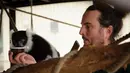 Seorang pawang memberikan teh hangat kepada lemur hitam putih di kebun binatang Debrecen, Hungaria, Rabu (25/1). Pihak pengelola bonbin memberikan minuman hangat kepada para hewan untuk menghangatkan tubuh saat udara dingin. (Zsolt Czegledi/MTI via AP)