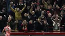 <p>Penyerang Brentford, Bryan Mbeumo berselebrasi usai mencetak gol ke gawang Liverpool pada pertandingan lanjutan Liga Inggris di di Gtech Community Stadium di London, Selasa (3/1/2023). Brentford menang atas Liverpool dengan skor 3-1. (AP Photo/Ian Walton)</p>