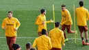 Para pemain AS Roma melakukan pemanasan saat mengikuti sesi latihan di Trigoria, selatan Roma (11/2). AS Roma akan bertanding melawan Porto pada babak 16 besar Liga Champions di stadion Olimpico. (AFP Photo/Andreas Solaro)