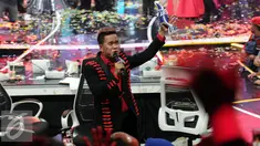 Finalis D Academy 3, Ical mengangkat piala kemenangan usai mengalahkan Weni di Panggung Kemenangan di Studio 5 Indosiar, Jakarta, Sabtu (28/5). Ical unggul pengumpulan polling sms 54.8% dari finalis asal Pontianak, Weni. (Liputan6.com/Helmi Fithriansyah)