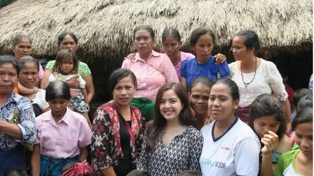 Tasya Kamila setelah lulus dari Columbia University pakai toga. [@tasyakamila]