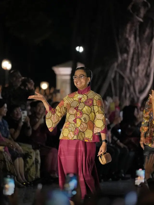Adu Gaya Busana Batik dari Franka Makarim, Angela Tanoesoedibjo, hingga Sri Mulyani yang Satu Panggung di Istana Berbatik