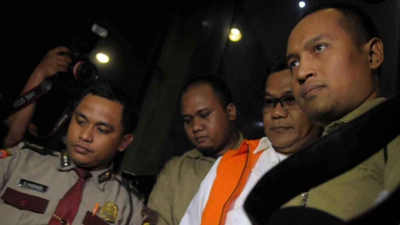 Raut malu 3 tersangka suap Bank Banten pakai rompi tahanan KPK