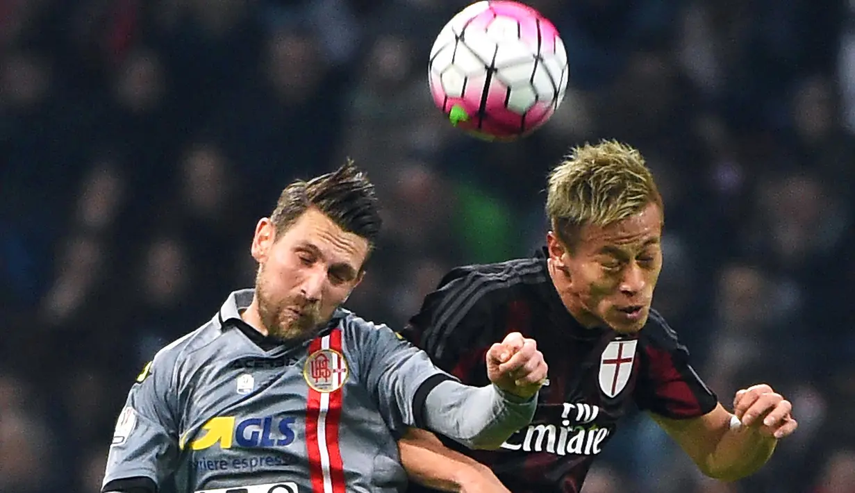 Pemain AC Milan, Keisuke Honda (kanan), berebut bola dengan pemain Alessandria, Massimo Loviso, dalam semifinal Coppa Italia di Stadion San Siro, Milan, Rabu (2/3/2016) dini hari WIB. (EPA/Daniel Dal Zennaro)
