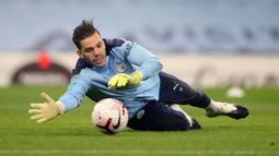 Ederson Moraes menjadi daftar pertama pemain top yang lahir bebarengan dengan HUT Kemerdekaan Republik Indonesia. Pria kelahiran Osasco, Brasil 17 Agustus 1993 itu merupakan salah satu sosok kunci kedigdayaan Manchester City di Liga Inggris maupun Eropa. Dalam dua musim terakhir, Ederson sukses menyabet gelar Golden Glove di liga. Selain itu, sang pemain juga dikenal memiliki kemampuan dalam membaca serangan dan memberikan umpan-umpan panjang yang akurat. (AFP/Martin Rickett)