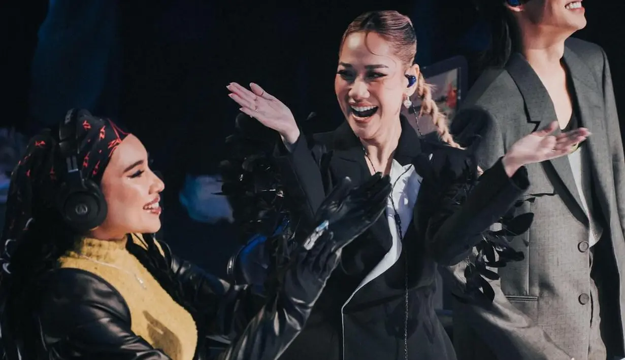 Dengan makeup flawless bernuansa nude, Bunga Citral Lestari tampil sleek dengan rambut kepang [@itsmebcl]