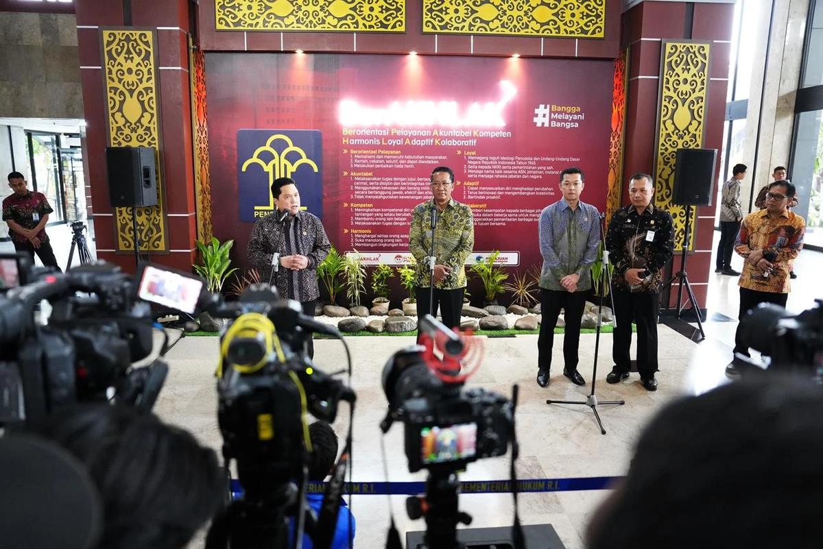 Menpora Erick bersama Menteri Hukum RI Supratman Andi Agtas, usai menandatangani penetapan 4 (empat) Peraturan Menteri Pemuda dan Olahraga (Permenpora)