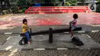 Anak-anak bermain jungkat-jungkit di Ruang Publik Terpadu Ramah Anak (RPTRA) Berseri, Petukangan Utara, Pesanggrahan, Jakarta, Kamis (13/7/2023). Kendati banyak cat pada wahan permainan yang mulai pudar dan kotor, tapi tidak menyurutkan minat anak-anak untuk bermain di RPTRA Berseri. (Liputan6.com/Johan Tallo)