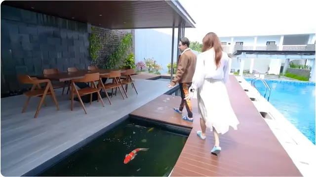 6 Potret Area Belakang Rumah Richard Lee yang Kini Dijual, Ada Kolam Ikan Koi
