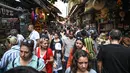 Orang-orang berbelanja di Spice Bazaar yang bersejarah di distrik Eminonu di Istanbul, Turki (13/7/2019). Spice Bazaar terletak di perempatan Eminönü, distrik Fatih, tempat tersebut merupakan kompleks perbelanjaan paling terkenal setelah Grand Bazaar. (AFP Photo/Ozam Kose)