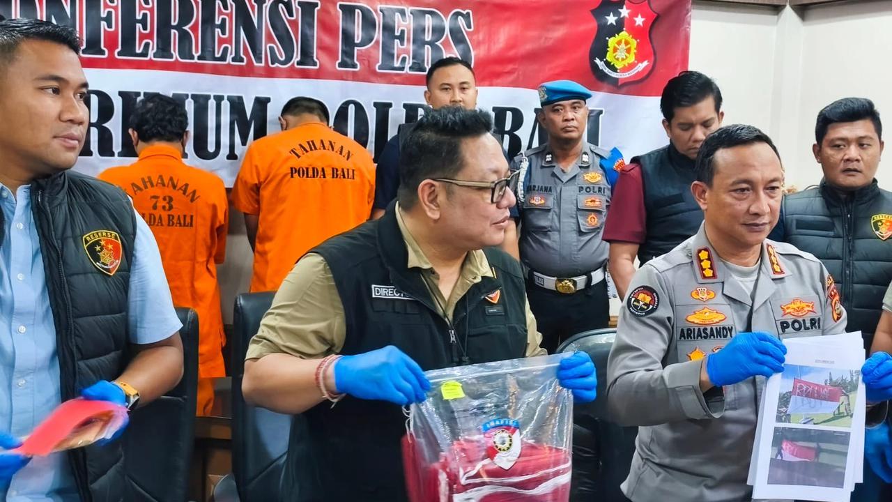 Dua tersangka penurunan dan pencoretan bendera merah putih di Taman Pecangakan, depan Kantor Bupati Jembrana saat diamankan di Mapolda Bali, Kamis (20/11).
