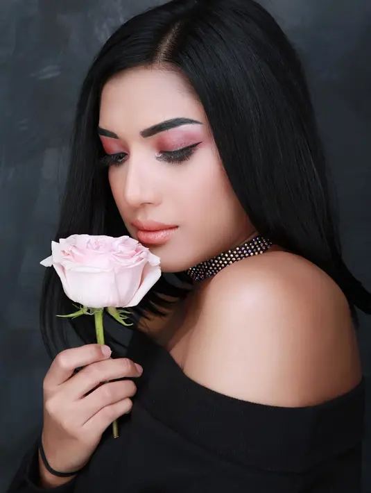 Bukan hanya busananya, namun Millen juga sering memakai riasan wajah yang tebal. Seperti di foto ini, Millen memakai eye shadow merah hingga membuat wajahnya semakin merona. (Instagram/millencyrus)