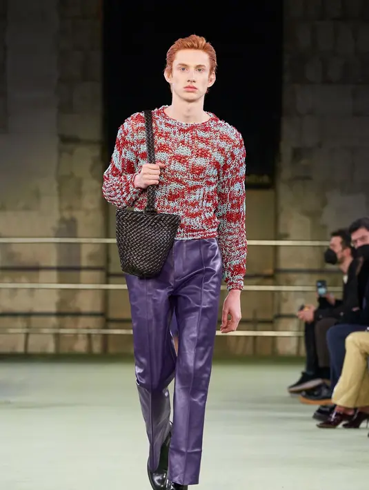 Fashion Show Bottega Veneta Fall-Winter 2022/2023 sukses digelar Sabtu, (26/2/2022) di Palazzo Fedele. Sederet selebriti ternama tampak menghadiri peragaan busana yang menjadi debut pertama direktur kreatif baru rumah mode tersebut. (Dok/Bottega Veneta).