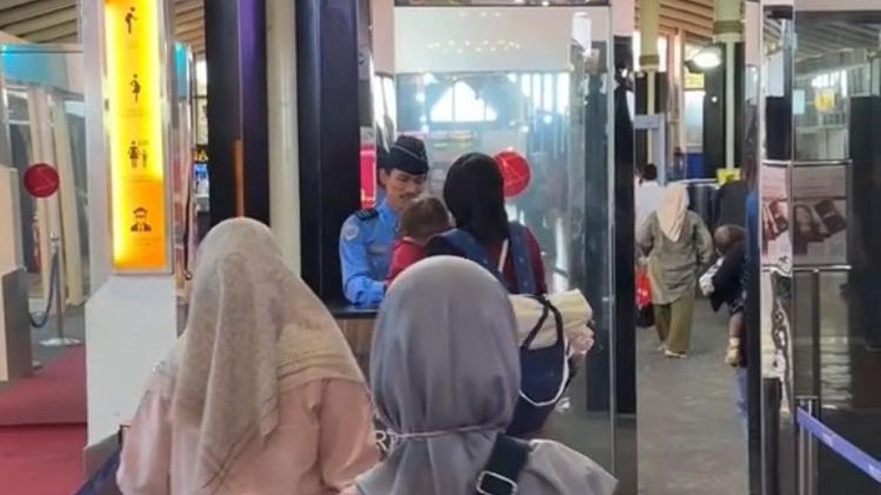 Namun nyatanya, tangisnya tetap pecah saat mengantarkan dua orang kesayangannya.