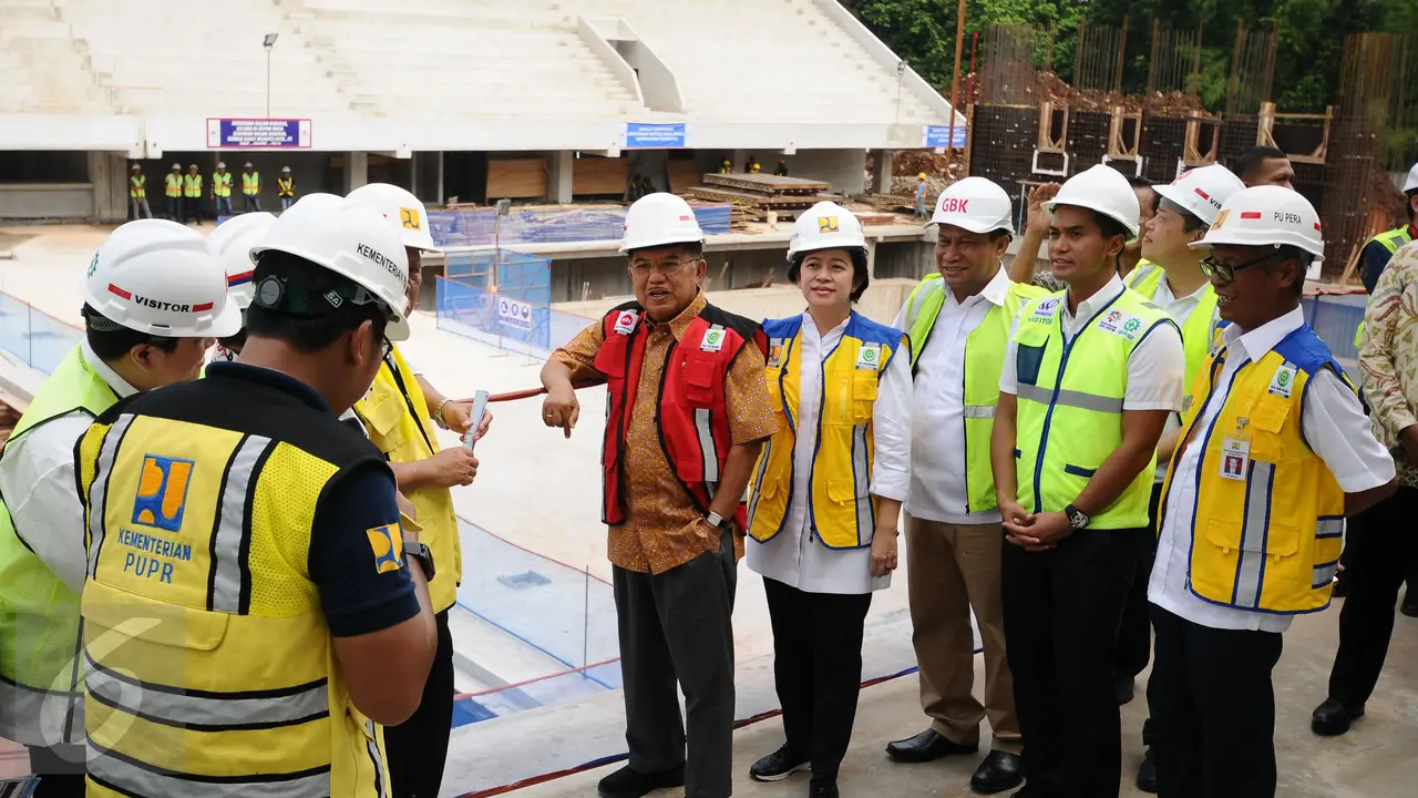 Wakil Presiden Jusuf Kalla meninjau proyek renovasi Stadion Gelora Bung Karno, Jakarta. (Liputan6.com/Helmi Fithriansyah)