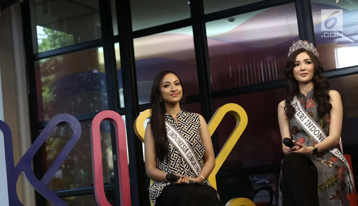 Puteri Indonesia 2018 Sonia Fergina Citra dan Puteri Indonesia Lingkungan 2018 Vania Herlambang saat mengisi acara #KLYLOUNGE bertema Hari Batik Nasional di kantor KLY, Jakarta, Selasa (2/10). (Liputan6.com/Herman Zakharia)