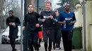 Pangeran Harry berlari dengan relawan dan para tunawisma dari The Running Charity di Willesden Green, Inggris (26/1). Acara amal ini untuk membantu para tunawisma muda mengembangkan keterampilan hidup melalui olahraga. (Geoff Pugh, Foto Renang via AP)