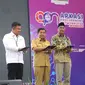 Sekjen Kemendagri Suhajar Diantoro (tengah) didampingi Ketua Umum Apkasi Sutan Riska Tuanku Kerajaan (kiri) dan Yulianto Prihhandoyo, Direktur Pasar Digital Pengadaan LKPP saat prosesi Opening Ceremony APN 2023 di JCC Jakarta, Senin (27/11/2023). (Ist)